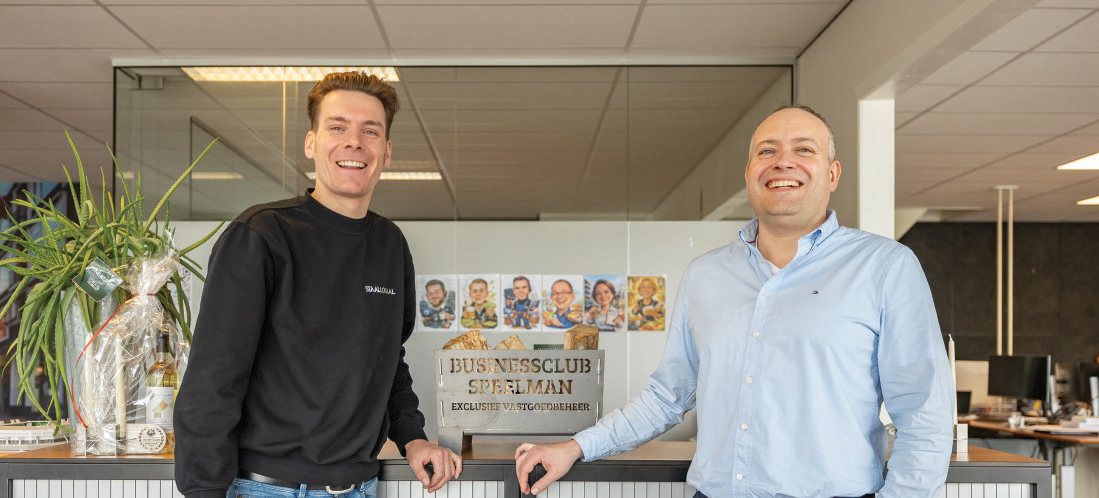 De twee oprichters van Lokaal Verrast in hun kantoor