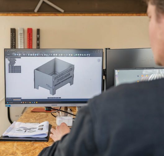 Beeldscherm met een 3D-CAD-ontwerp van een stalen geschenkkist
