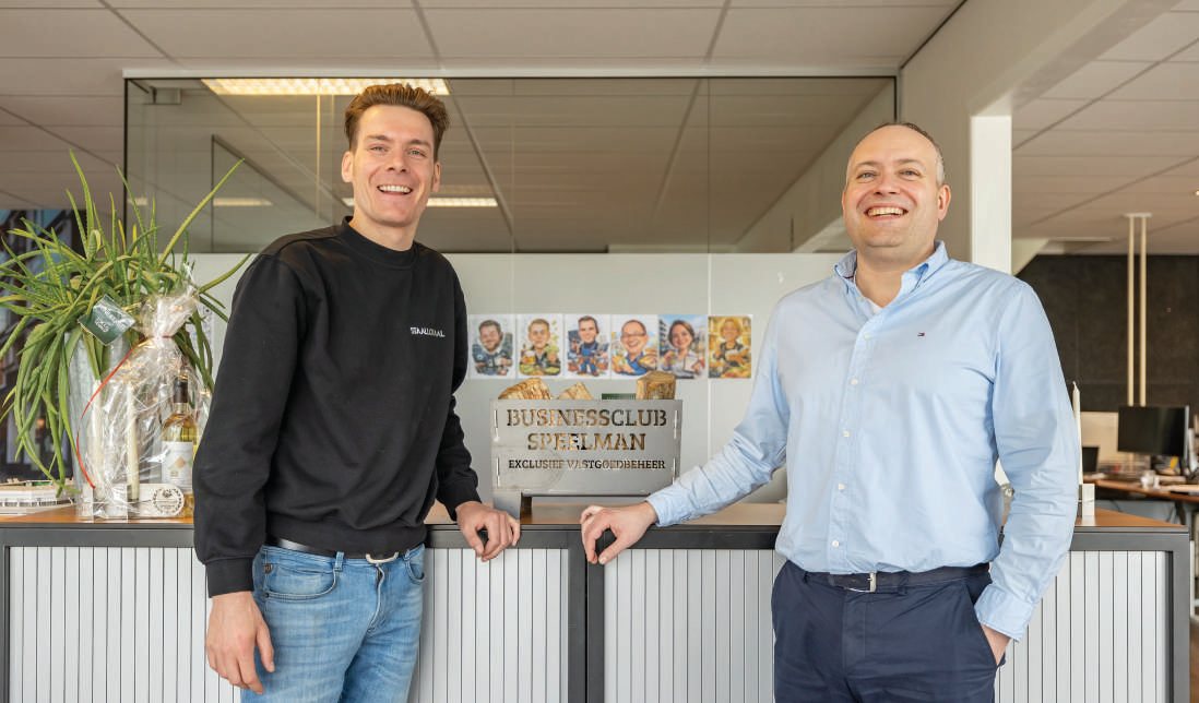 De twee oprichters van Lokaal Verrast, lachend in hun kantoor